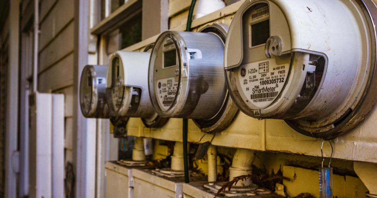 Medidores de energia elétrica instalados na parede externa de uma casa