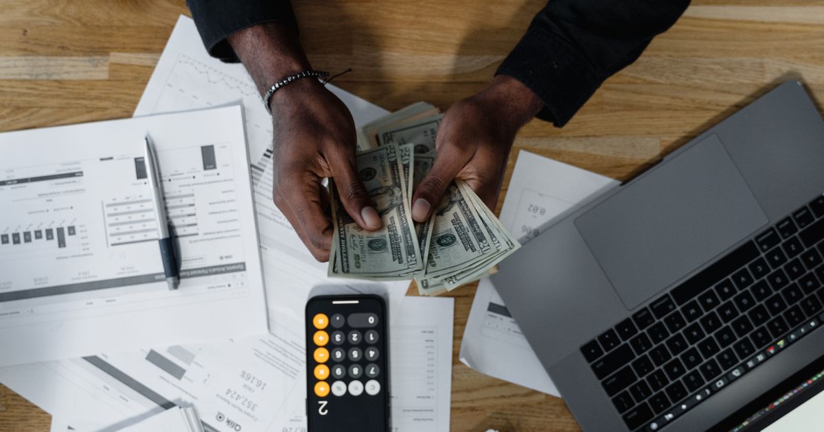 Antecipe seu salário em 2026: 7 formas (PIX, CLT, MEI)