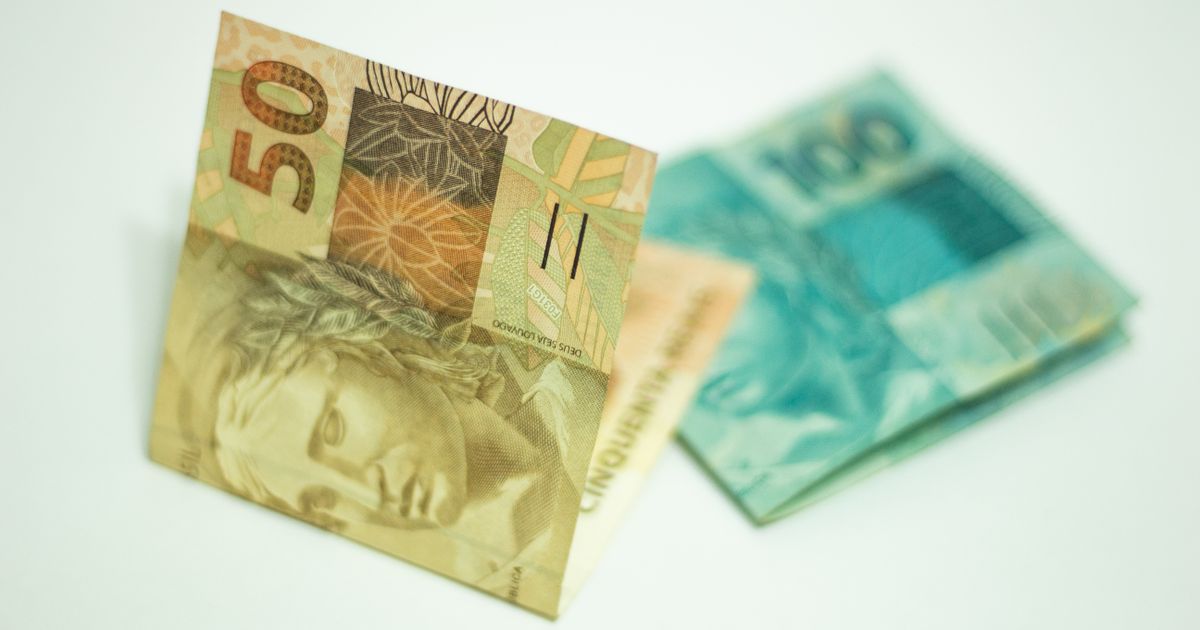 Notas de 50 e 100 reais vistas de perto
